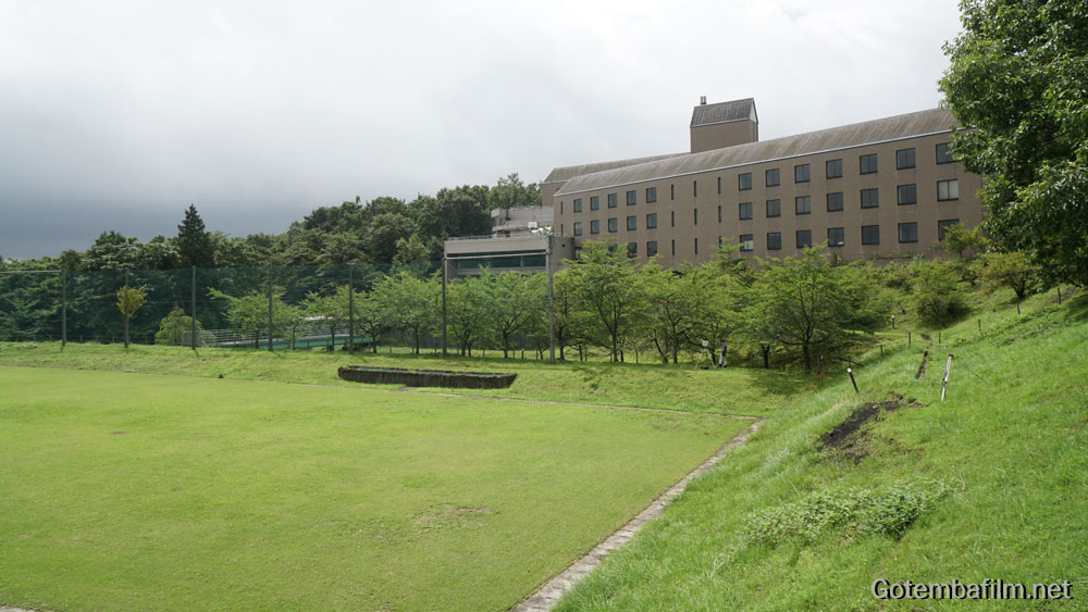 校舎と芝生のグラウンド