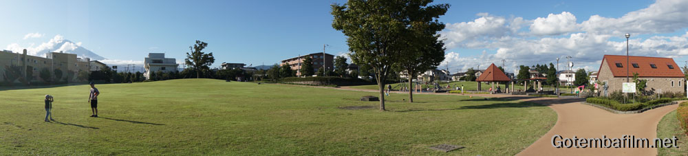 芝生のある公園のパノラマ写真